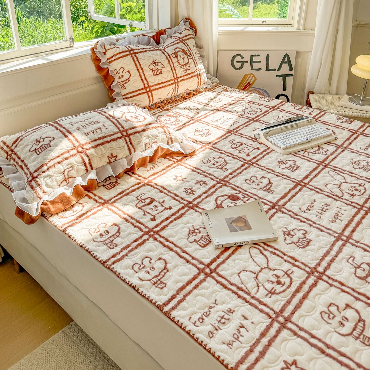 91家纺网 家纺一手货源 找家纺 禧缘家纺（原梦想家） 2025新款牛奶绒三角针绑带款夹棉床笠床单 摩卡小镇-绑带款