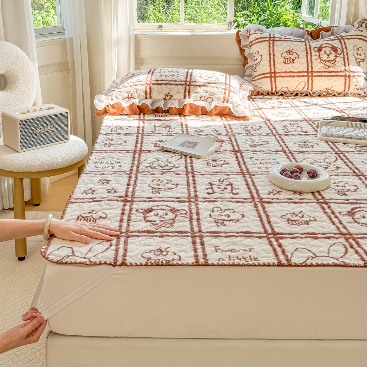 91家纺网 家纺一手货源 找家纺 禧缘家纺（原梦想家） 2025新款牛奶绒三角针绑带款夹棉床笠床单 摩卡小镇-绑带款