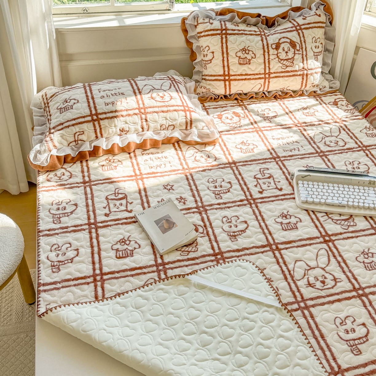 91家纺网 家纺一手货源 找家纺 禧缘家纺（原梦想家） 2025新款牛奶绒三角针绑带款夹棉床笠床单 摩卡小镇-绑带款