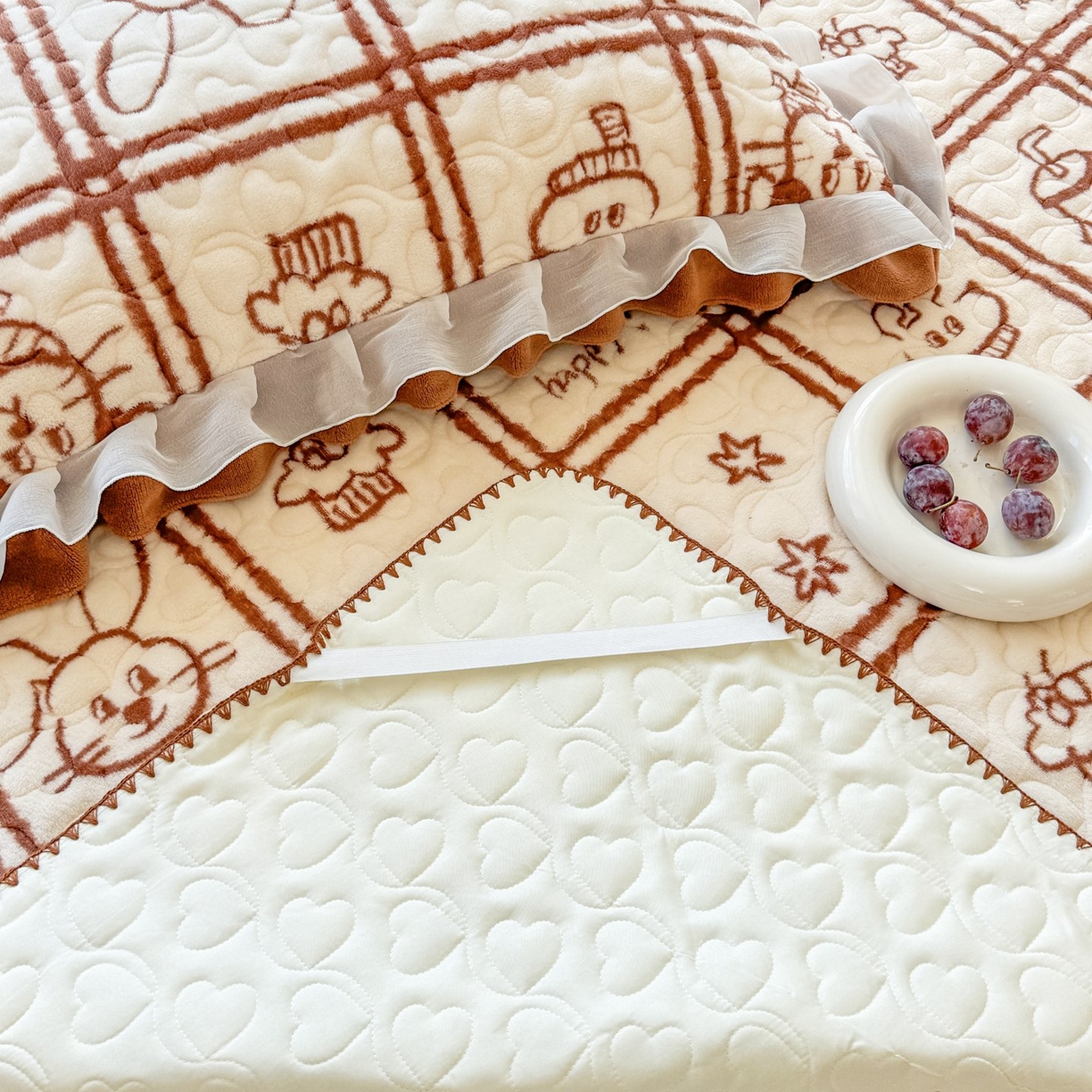 91家纺网 家纺一手货源 找家纺 禧缘家纺（原梦想家） 2025新款牛奶绒三角针绑带款夹棉床笠床单 摩卡小镇-绑带款