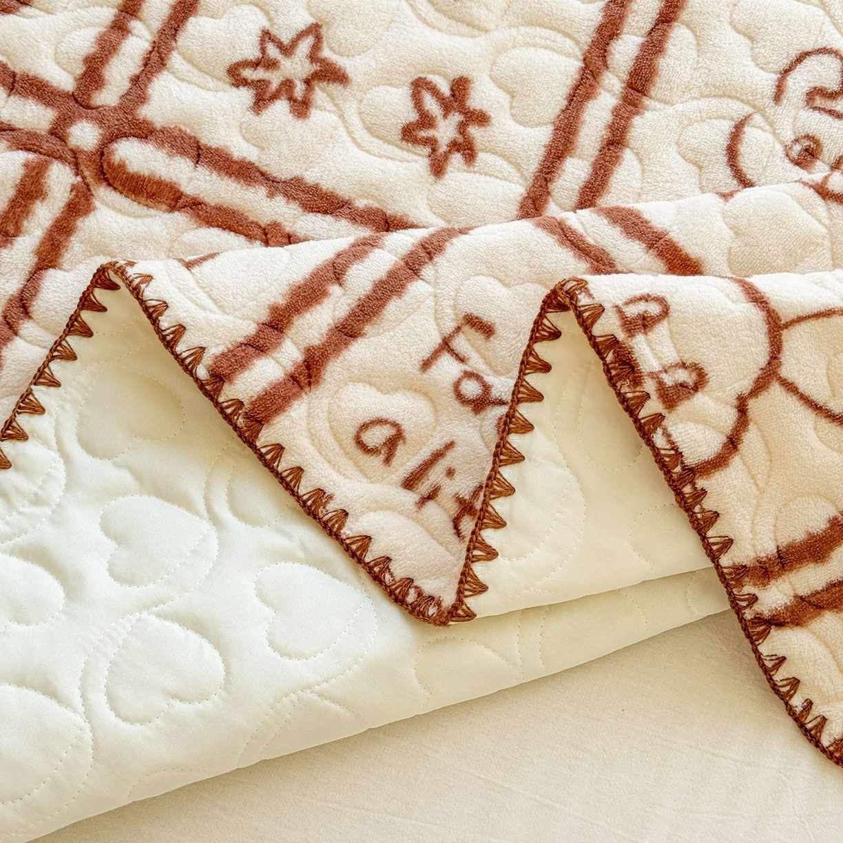 91家纺网 家纺一手货源 找家纺 禧缘家纺（原梦想家） 2025新款牛奶绒三角针绑带款夹棉床笠床单 摩卡小镇-绑带款