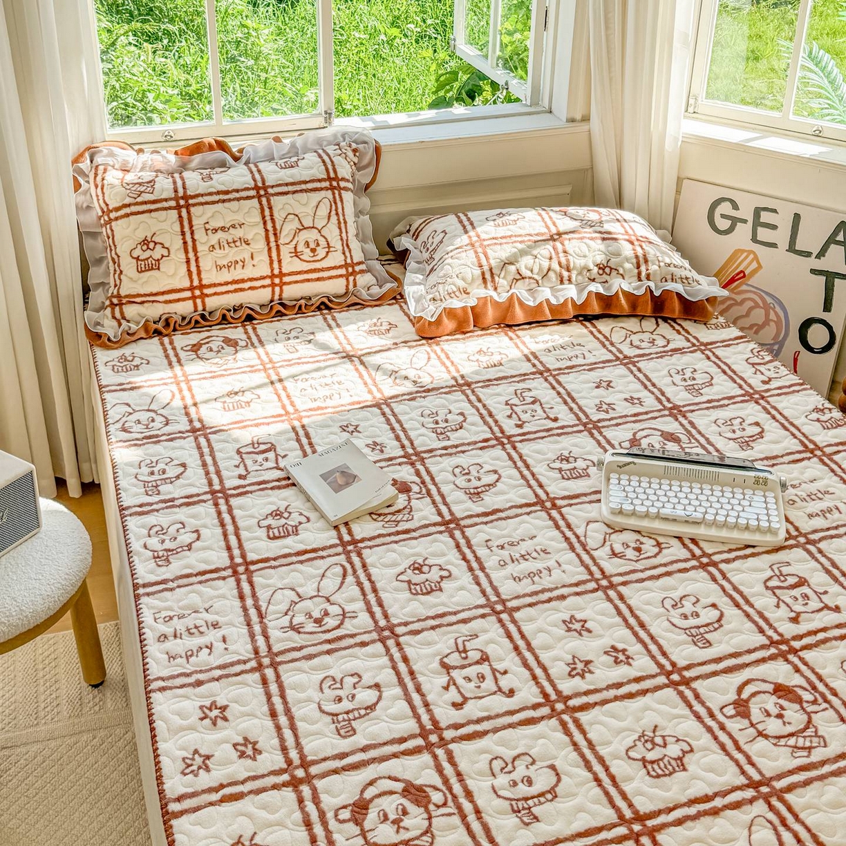 91家纺网 家纺一手货源 找家纺 禧缘家纺（原梦想家） 2025新款牛奶绒三角针绑带款夹棉床笠床单 摩卡小镇-绑带款