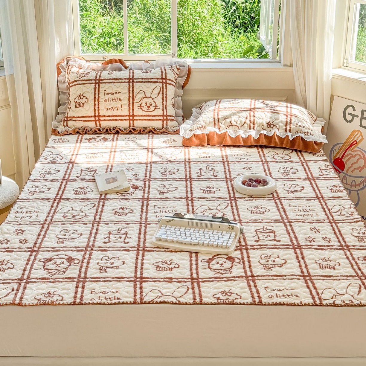 91家纺网 家纺一手货源 找家纺 禧缘家纺（原梦想家） 2025新款牛奶绒三角针绑带款夹棉床笠床单 摩卡小镇-绑带款