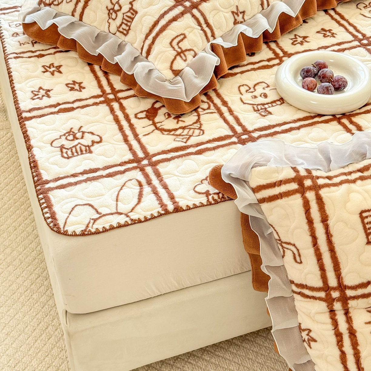 91家纺网 家纺一手货源 找家纺 禧缘家纺（原梦想家） 2025新款牛奶绒三角针绑带款夹棉床笠床单 摩卡小镇-绑带款