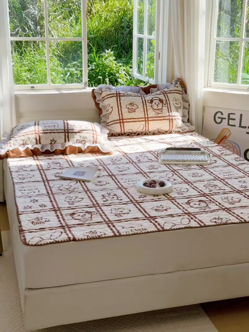 91家纺网 家纺一手货源 找家纺 禧缘家纺（原梦想家） 2025新款牛奶绒三角针绑带款夹棉床笠床单 摩卡小镇-绑带款