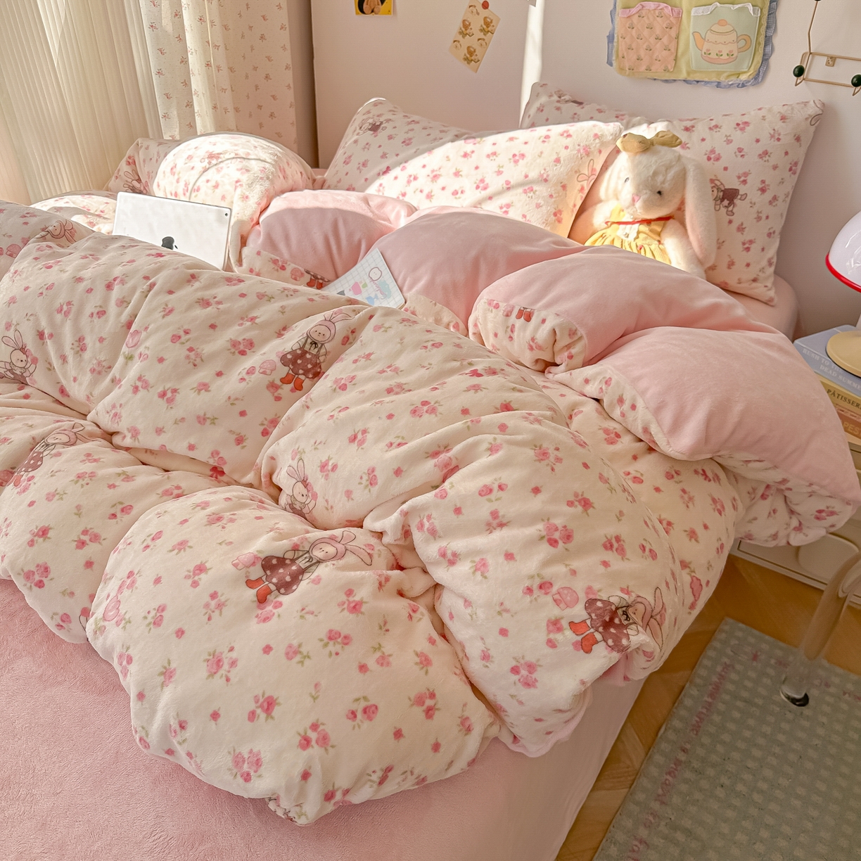 91家纺网 家纺一手货源 找家纺 韩巢家纺 2025新款双面高克重牛奶绒被套单件被罩 小免舞