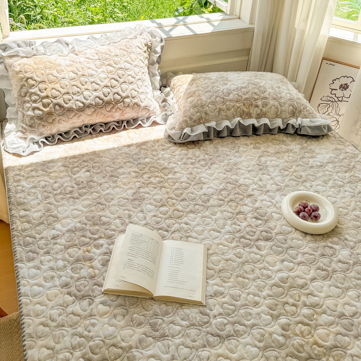 91家纺网 家纺一手货源 找家纺 禧缘家纺（原梦想家） 2025新款牛奶绒三角针绑带款夹棉床笠床单 雾都茶花-绑带款