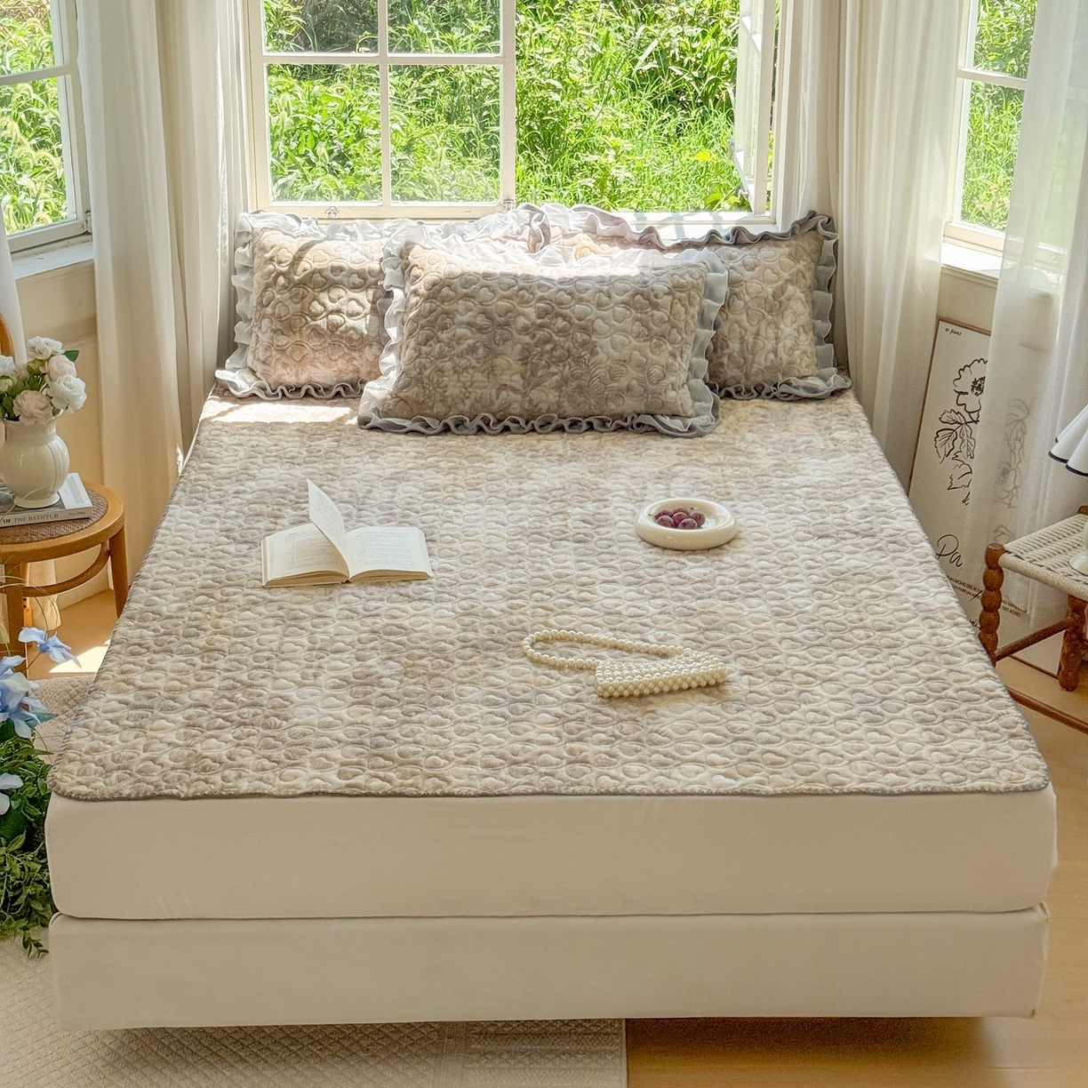 91家纺网 家纺一手货源 找家纺 禧缘家纺（原梦想家） 2025新款牛奶绒三角针绑带款夹棉床笠床单 雾都茶花-绑带款