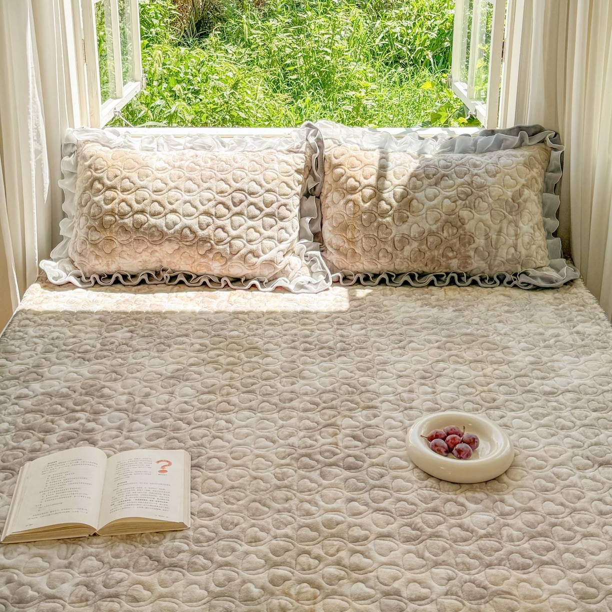 91家纺网 家纺一手货源 找家纺 禧缘家纺（原梦想家） 2025新款牛奶绒三角针绑带款夹棉床笠床单 雾都茶花-绑带款