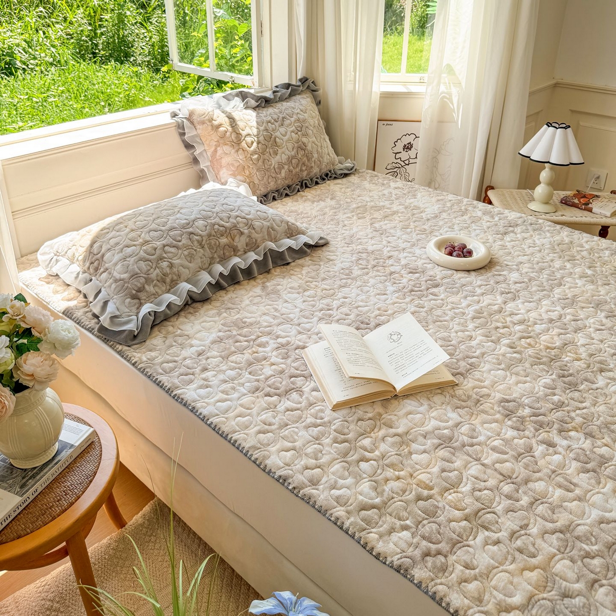 91家纺网 家纺一手货源 找家纺 禧缘家纺（原梦想家） 2025新款牛奶绒三角针绑带款夹棉床笠床单 雾都茶花-绑带款