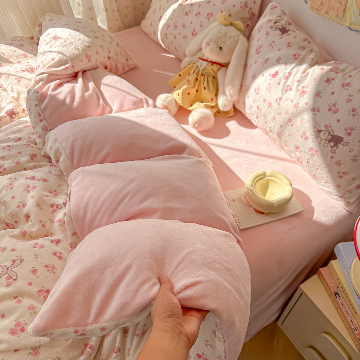 91家纺网 家纺一手货源 找家纺 韩巢家纺 2025新款双面高克重牛奶绒被套单件被罩 小免舞