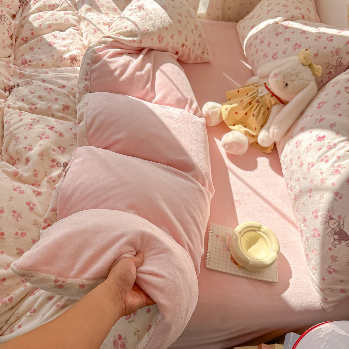 91家纺网 家纺一手货源 找家纺 韩巢家纺 2025新款双面高克重牛奶绒被套单件被罩 小免舞