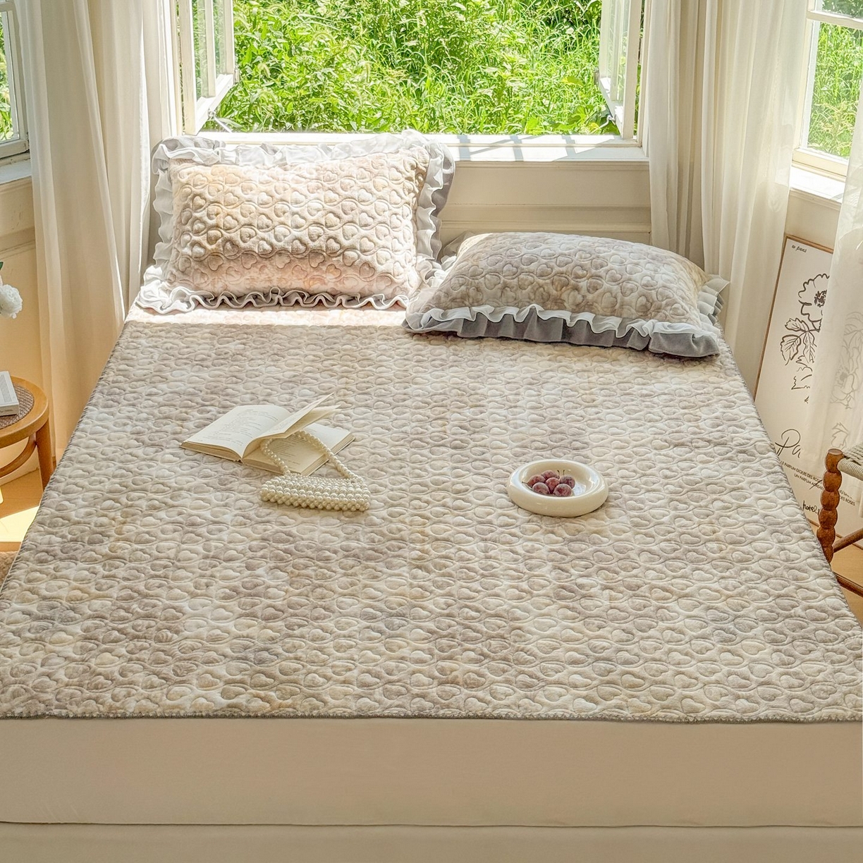 91家纺网 家纺一手货源 找家纺 禧缘家纺（原梦想家） 2025新款牛奶绒三角针绑带款夹棉床笠床单 雾都茶花-绑带款