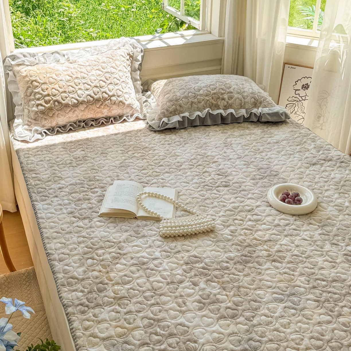 91家纺网 家纺一手货源 找家纺 禧缘家纺（原梦想家） 2025新款牛奶绒三角针绑带款夹棉床笠床单 雾都茶花-绑带款