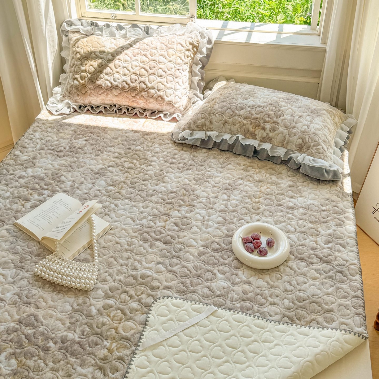 91家纺网 家纺一手货源 找家纺 禧缘家纺（原梦想家） 2025新款牛奶绒三角针绑带款夹棉床笠床单 雾都茶花-绑带款