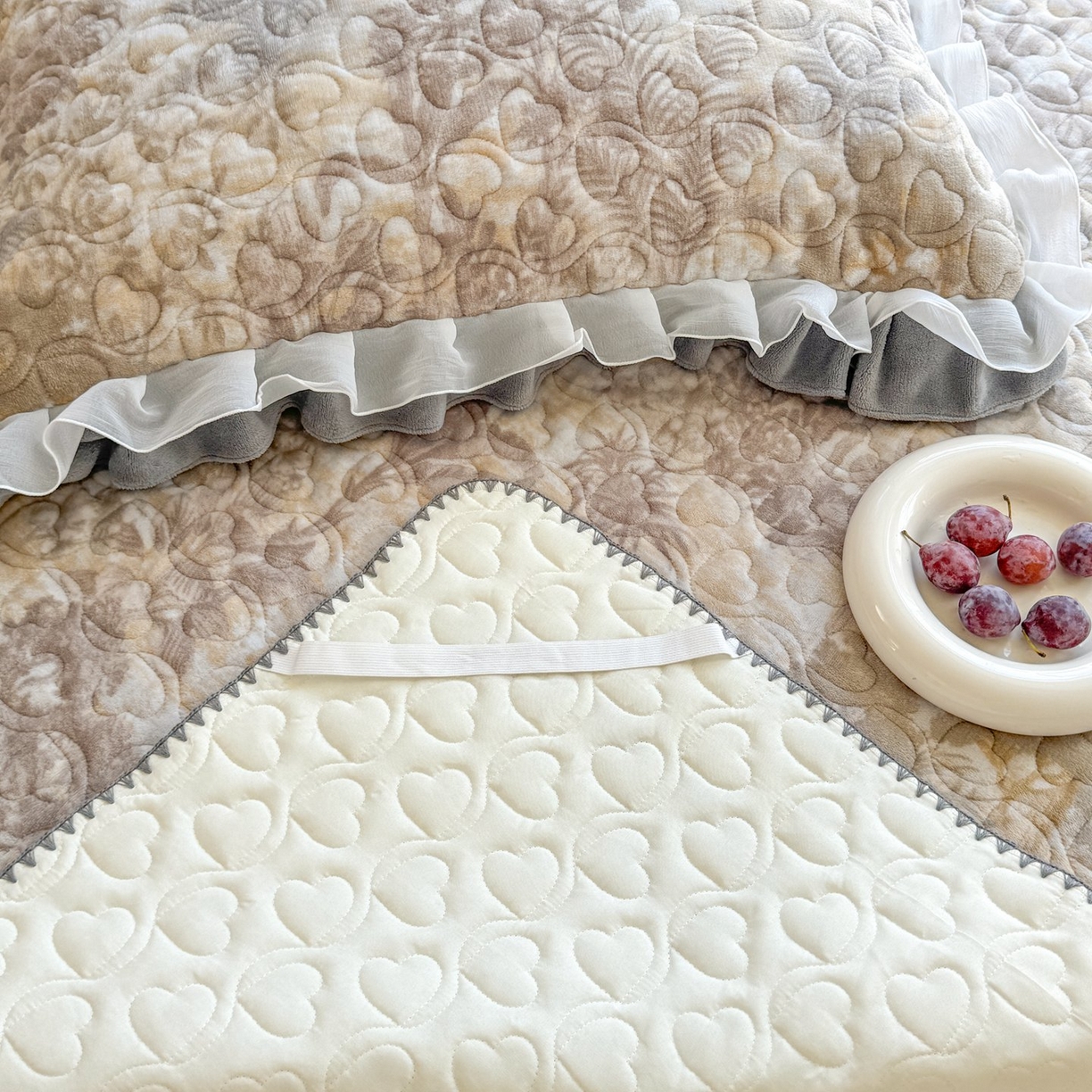 91家纺网 家纺一手货源 找家纺 禧缘家纺（原梦想家） 2025新款牛奶绒三角针绑带款夹棉床笠床单 雾都茶花-绑带款