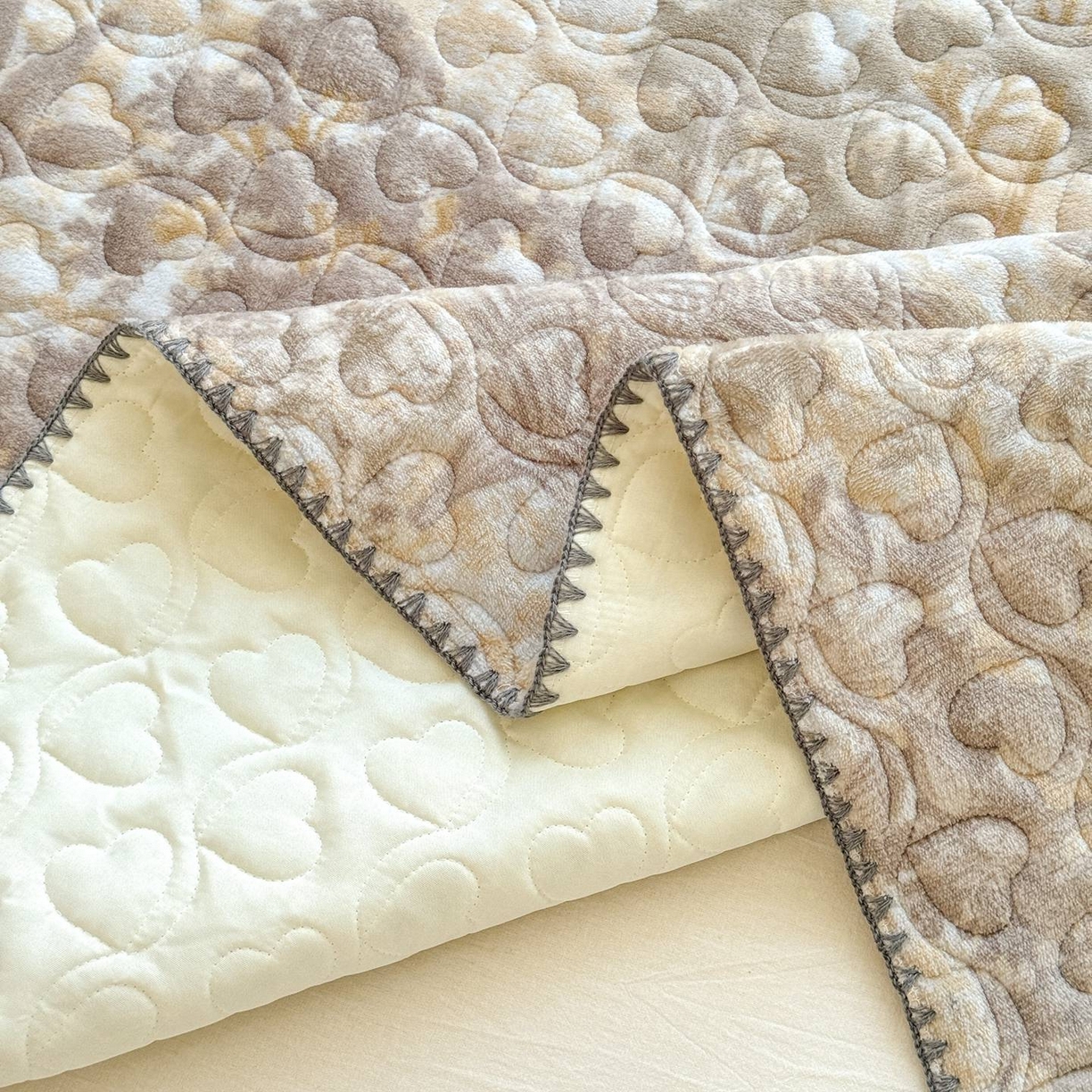 91家纺网 家纺一手货源 找家纺 禧缘家纺（原梦想家） 2025新款牛奶绒三角针绑带款夹棉床笠床单 雾都茶花-绑带款