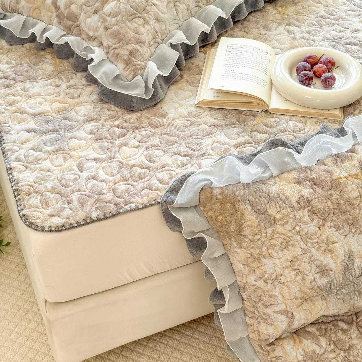 91家纺网 家纺一手货源 找家纺 禧缘家纺（原梦想家） 2025新款牛奶绒三角针绑带款夹棉床笠床单 雾都茶花-绑带款