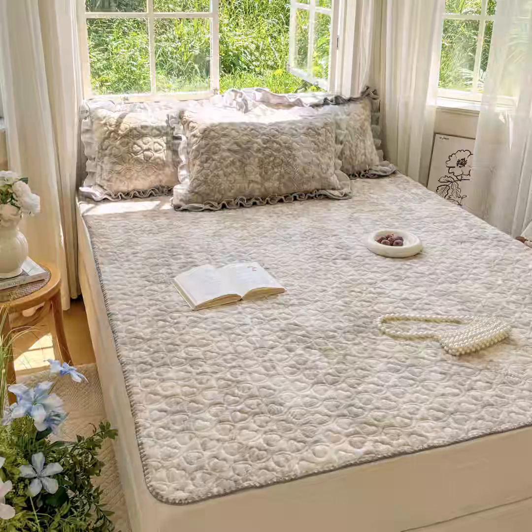 91家纺网 家纺一手货源 找家纺 禧缘家纺（原梦想家） 2025新款牛奶绒三角针绑带款夹棉床笠床单 雾都茶花-绑带款