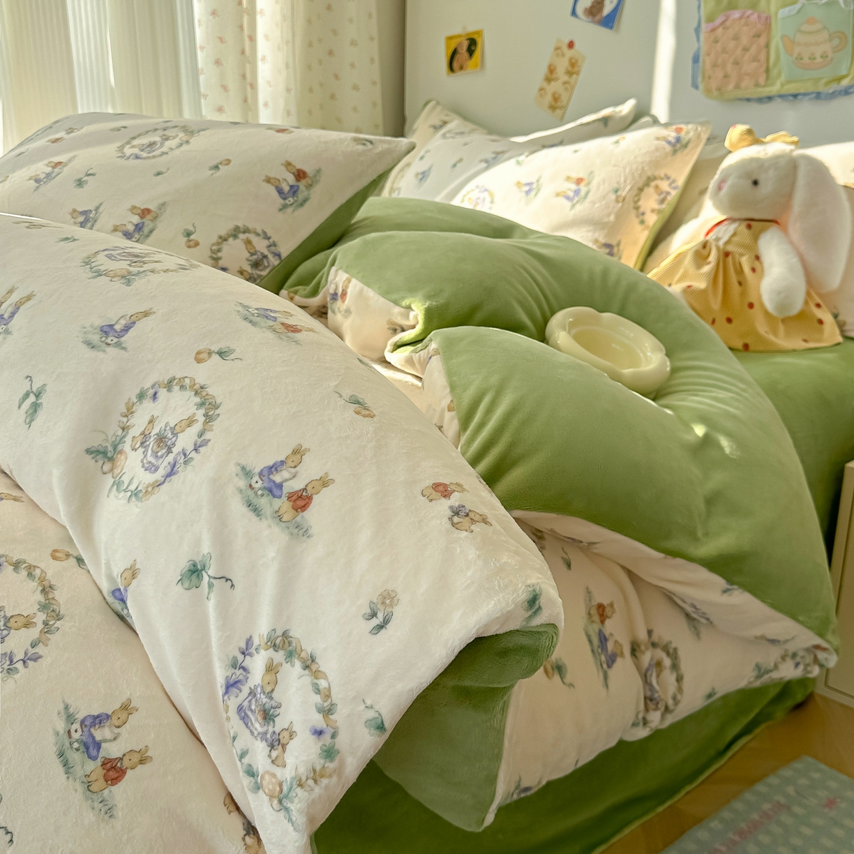 91家纺网 家纺一手货源 找家纺 韩巢家纺 2025新款双面高克重牛奶绒被套单件被罩 小兔幻境