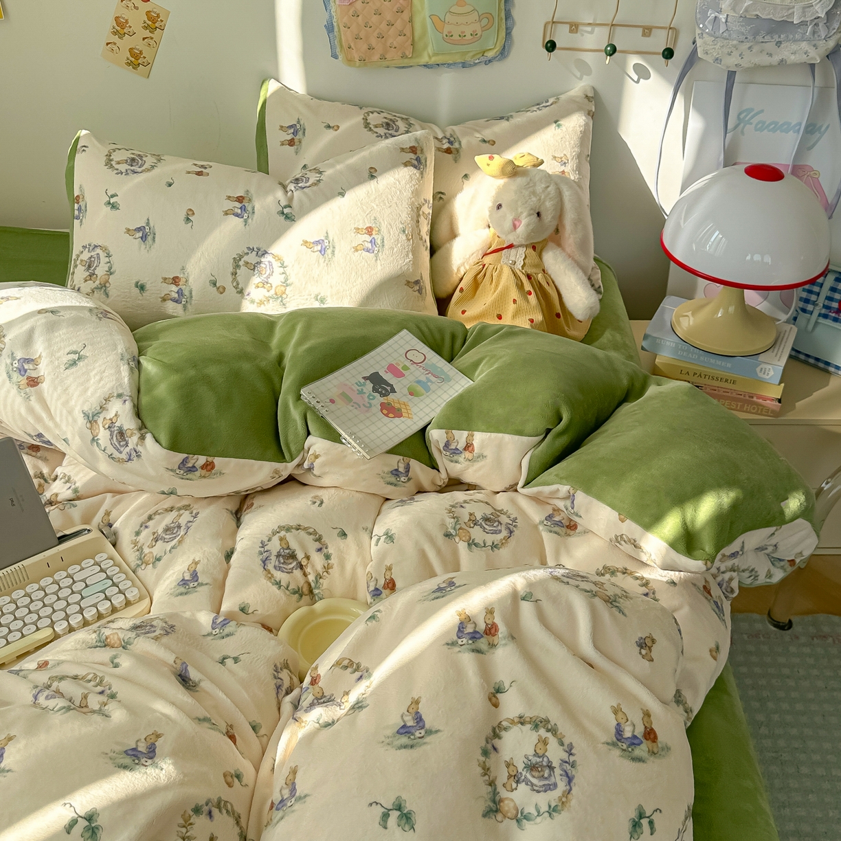 91家纺网 家纺一手货源 找家纺 韩巢家纺 2025新款双面高克重牛奶绒被套单件被罩 小兔幻境