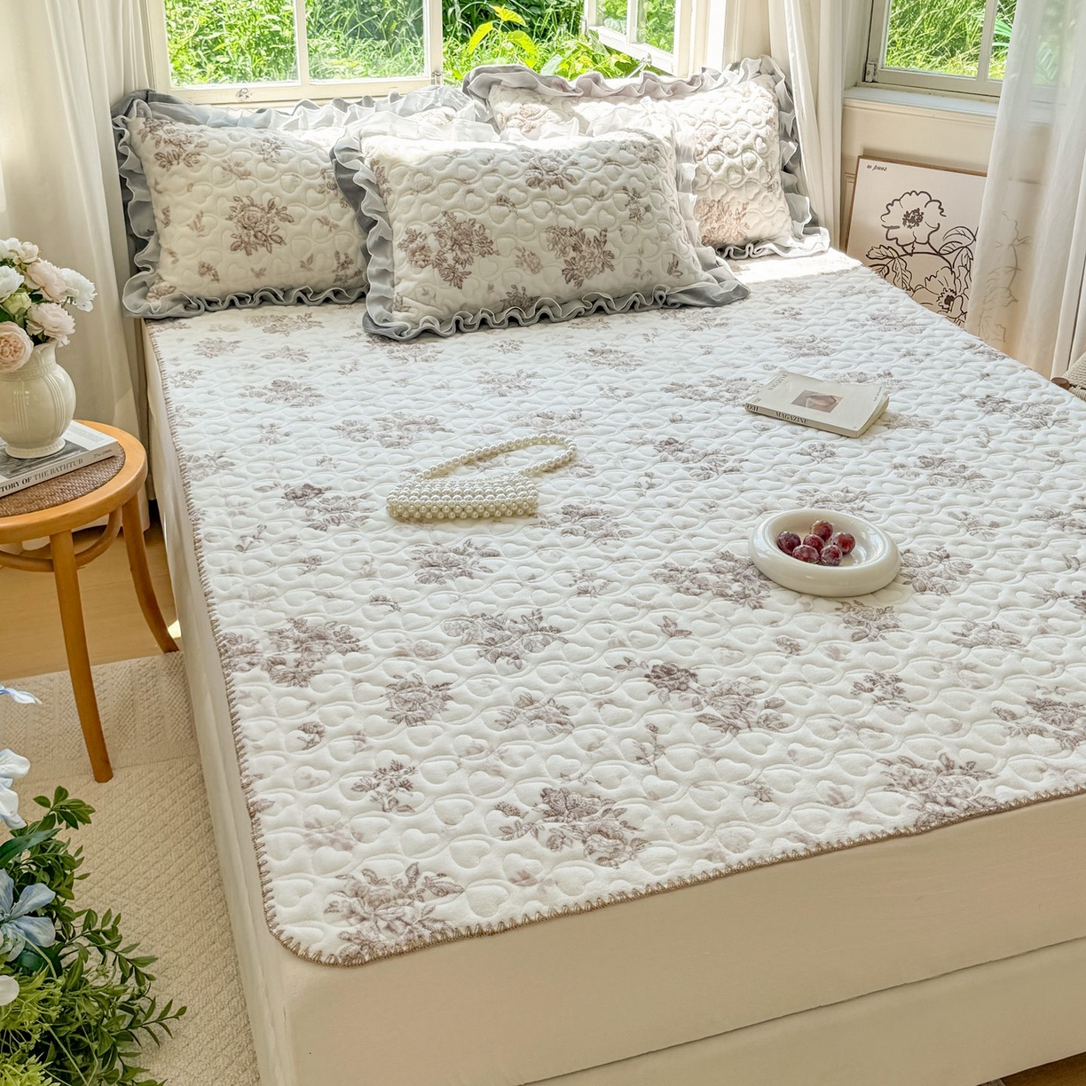 91家纺网 家纺一手货源 找家纺 禧缘家纺（原梦想家） 2025新款牛奶绒三角针绑带款夹棉床笠床单 杏花微雨-绑带款