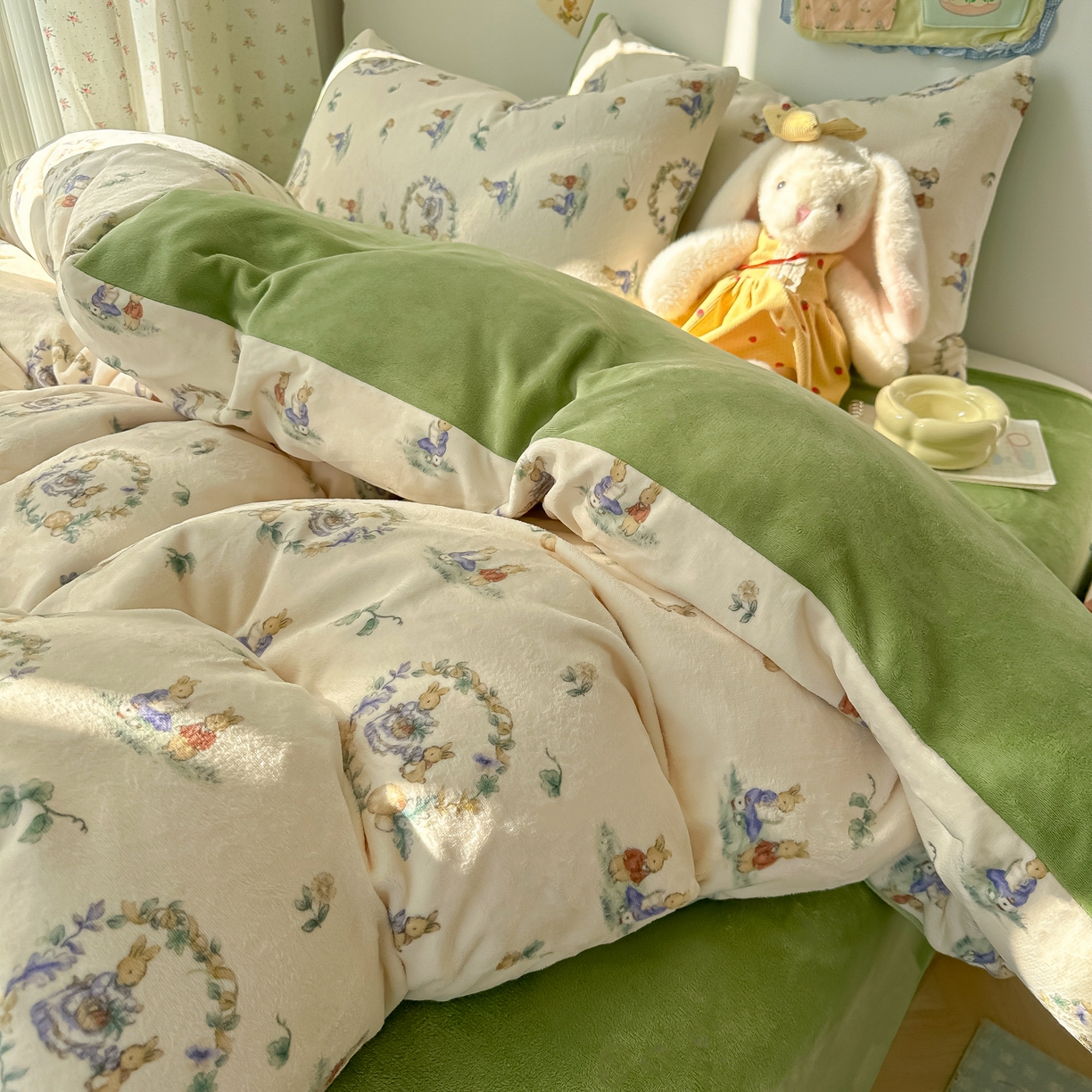 91家纺网 家纺一手货源 找家纺 韩巢家纺 2025新款双面高克重牛奶绒被套单件被罩 小兔幻境