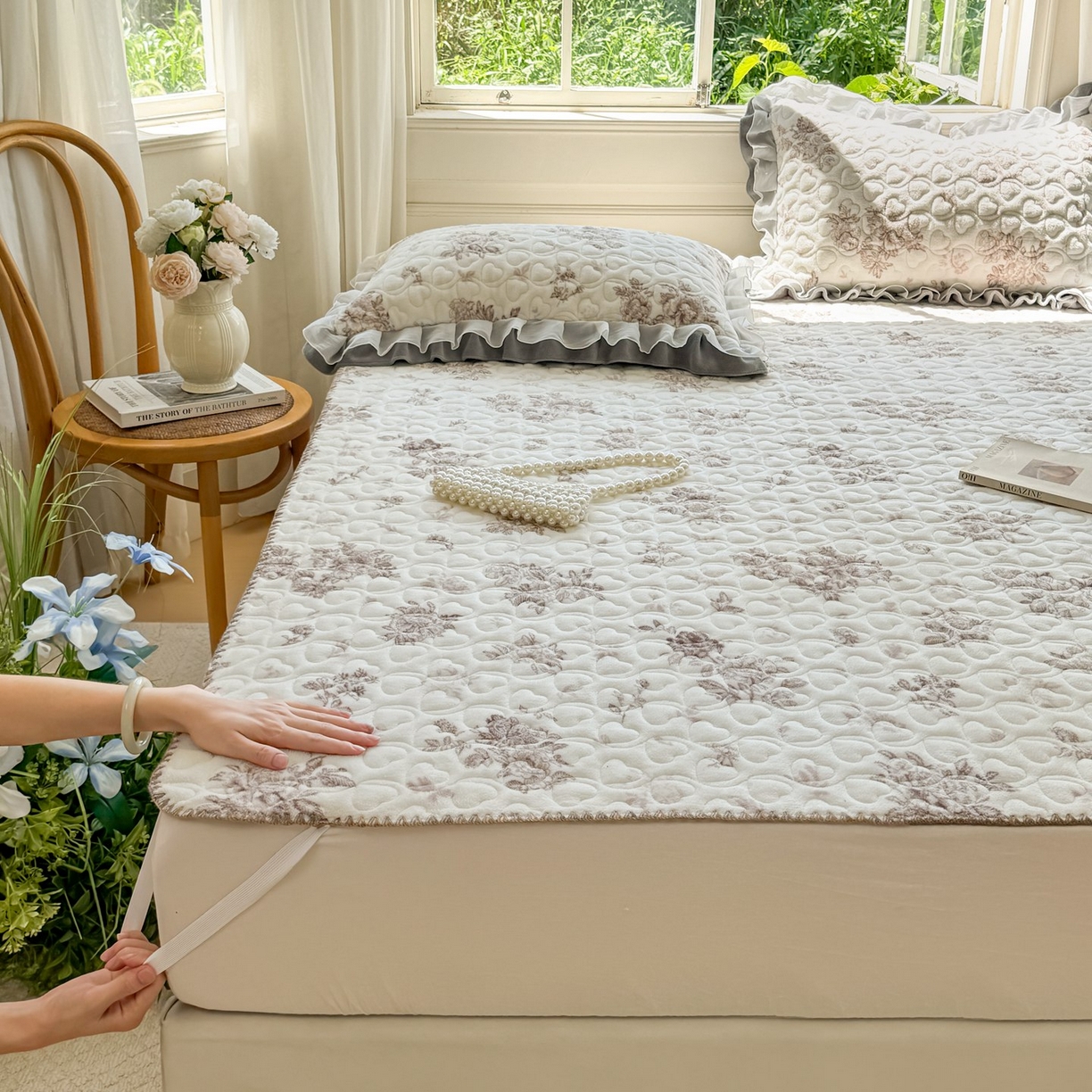 91家纺网 家纺一手货源 找家纺 禧缘家纺（原梦想家） 2025新款牛奶绒三角针绑带款夹棉床笠床单 杏花微雨-绑带款