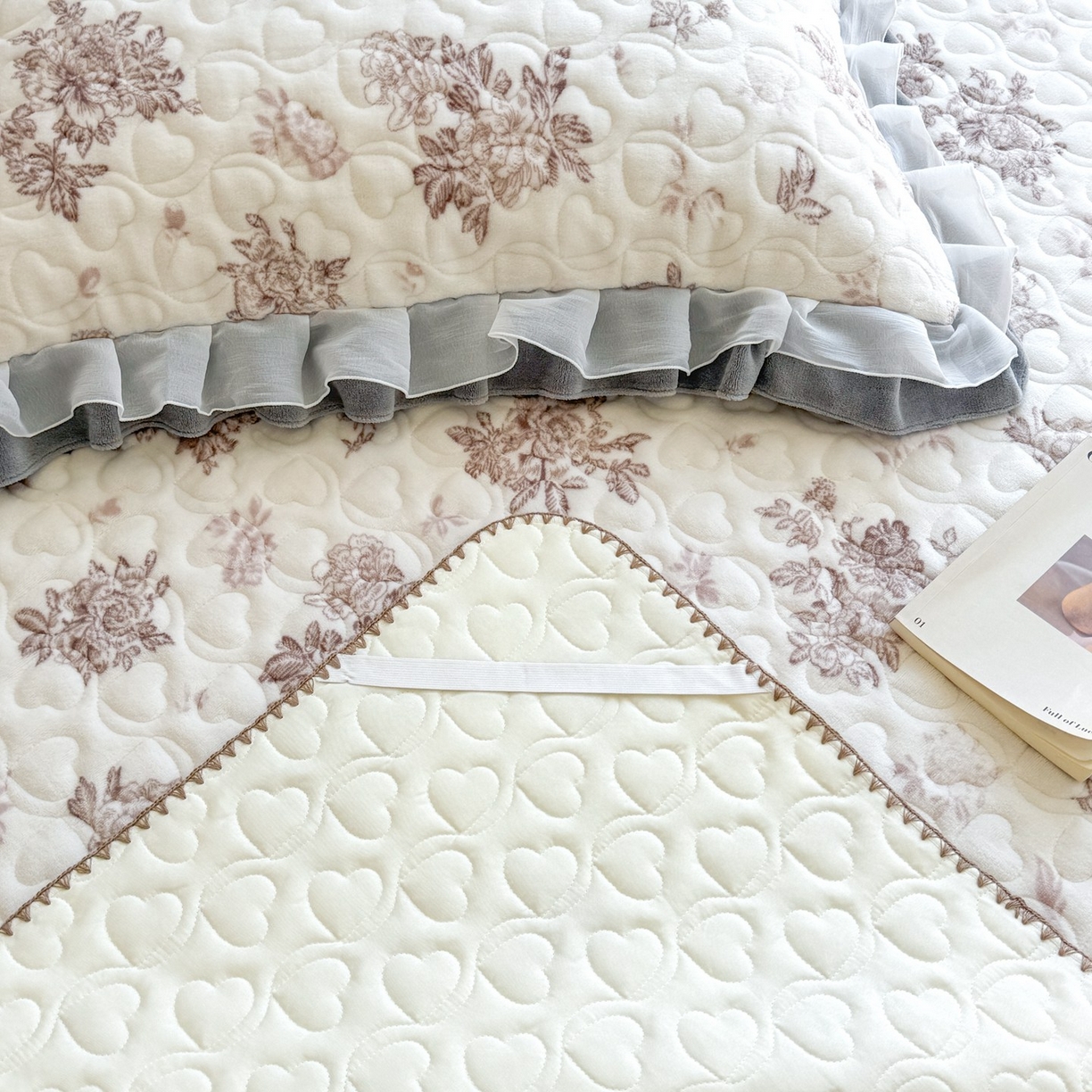 91家纺网 家纺一手货源 找家纺 禧缘家纺（原梦想家） 2025新款牛奶绒三角针绑带款夹棉床笠床单 杏花微雨-绑带款