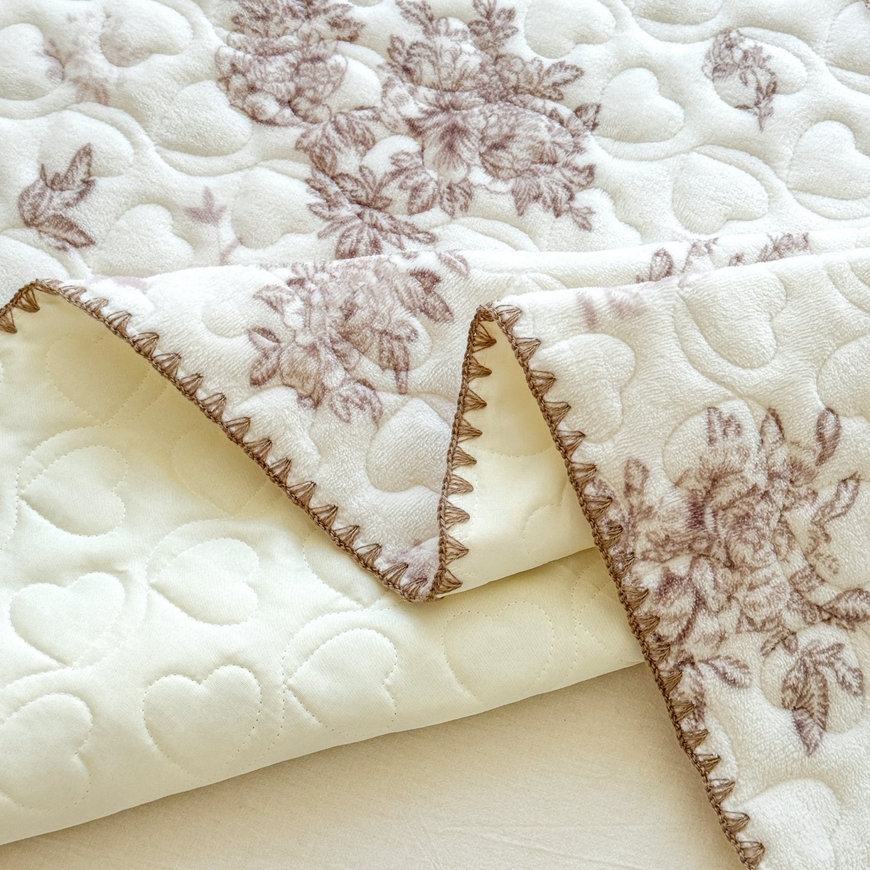 91家纺网 家纺一手货源 找家纺 禧缘家纺（原梦想家） 2025新款牛奶绒三角针绑带款夹棉床笠床单 杏花微雨-绑带款