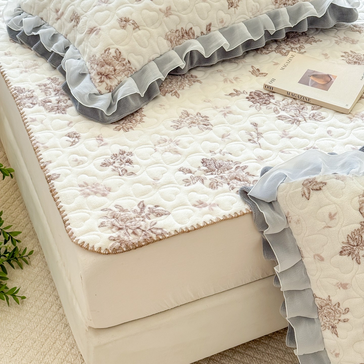 91家纺网 家纺一手货源 找家纺 禧缘家纺（原梦想家） 2025新款牛奶绒三角针绑带款夹棉床笠床单 杏花微雨-绑带款