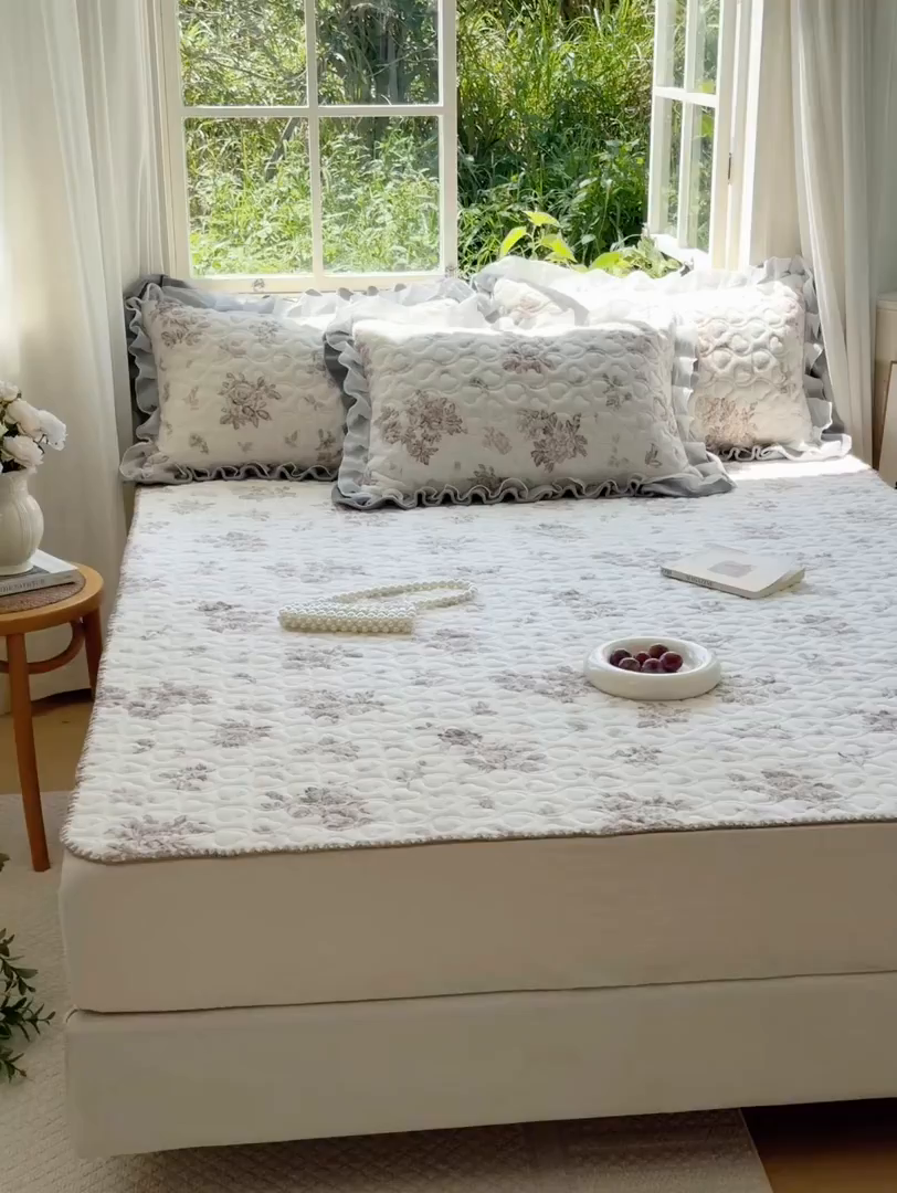 91家纺网 家纺一手货源 找家纺 禧缘家纺（原梦想家） 2025新款牛奶绒三角针绑带款夹棉床笠床单 杏花微雨-绑带款