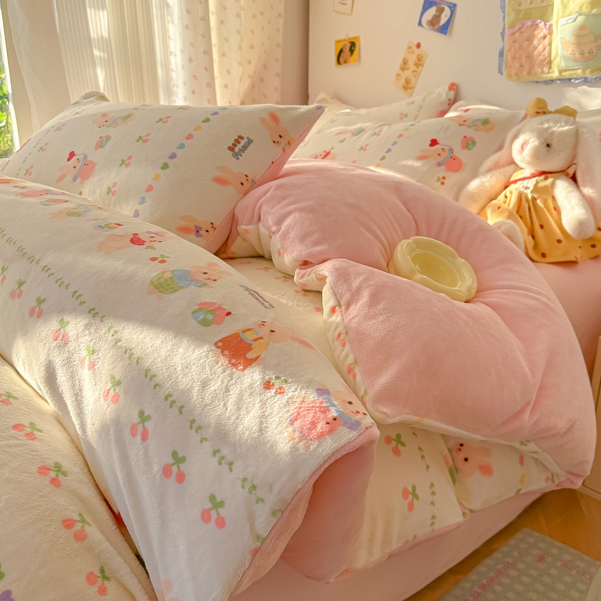 91家纺网 家纺一手货源 找家纺 韩巢家纺 2025新款双面高克重牛奶绒被套单件被罩 小兔派对