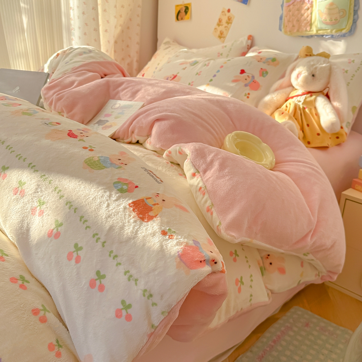 91家纺网 家纺一手货源 找家纺 韩巢家纺 2025新款双面高克重牛奶绒被套单件被罩 小兔派对