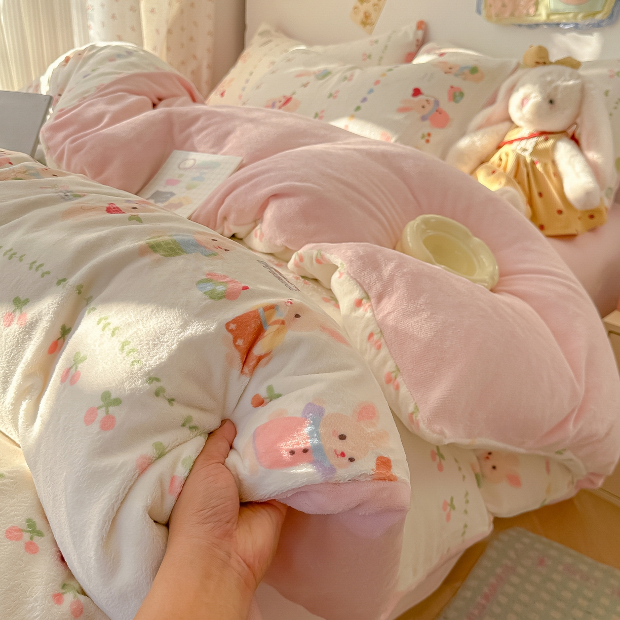 91家纺网 家纺一手货源 找家纺 韩巢家纺 2025新款双面高克重牛奶绒被套单件被罩 小兔派对