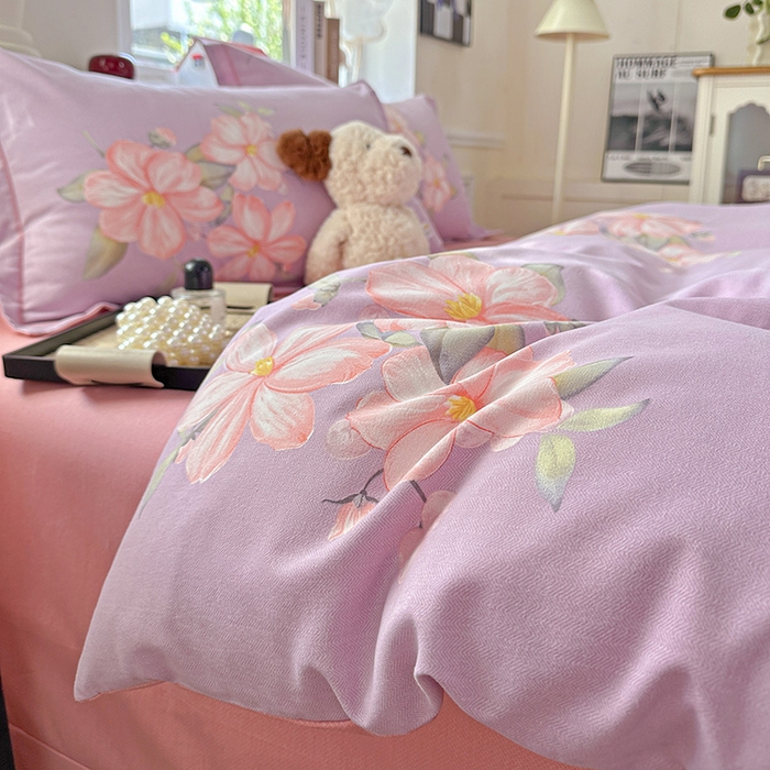 91家纺网 家纺一手货源 找家纺 优选直播新款全棉磨毛喷气印花四件套加厚纯棉三件套（一字绣工艺款）学生三件套 紫韵