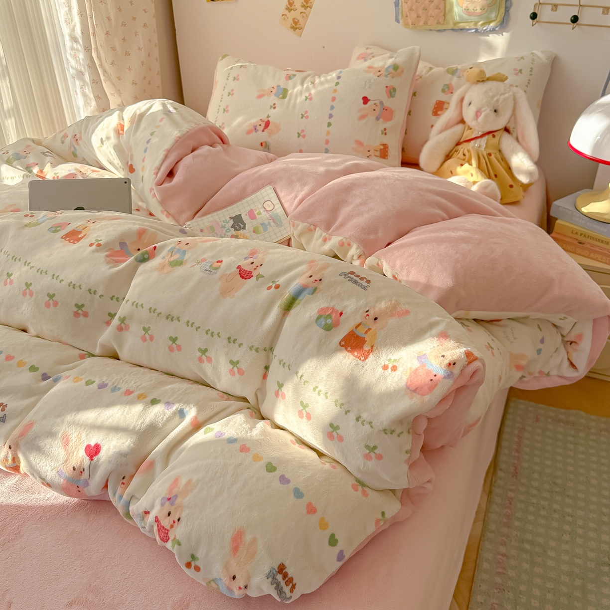 91家纺网 家纺一手货源 找家纺 韩巢家纺 2025新款双面高克重牛奶绒被套单件被罩 小兔派对