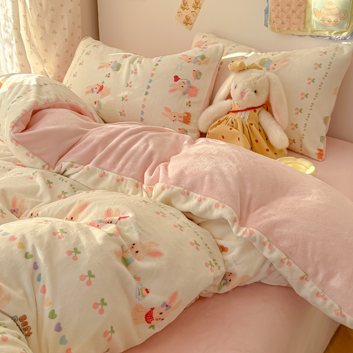 91家纺网 家纺一手货源 找家纺 韩巢家纺 2025新款双面高克重牛奶绒被套单件被罩 小兔派对