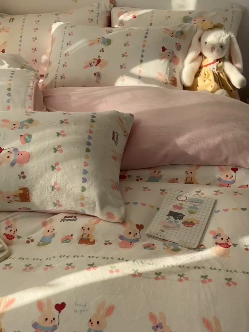 91家纺网 家纺一手货源 找家纺 韩巢家纺 2025新款双面高克重牛奶绒被套单件被罩 小兔派对