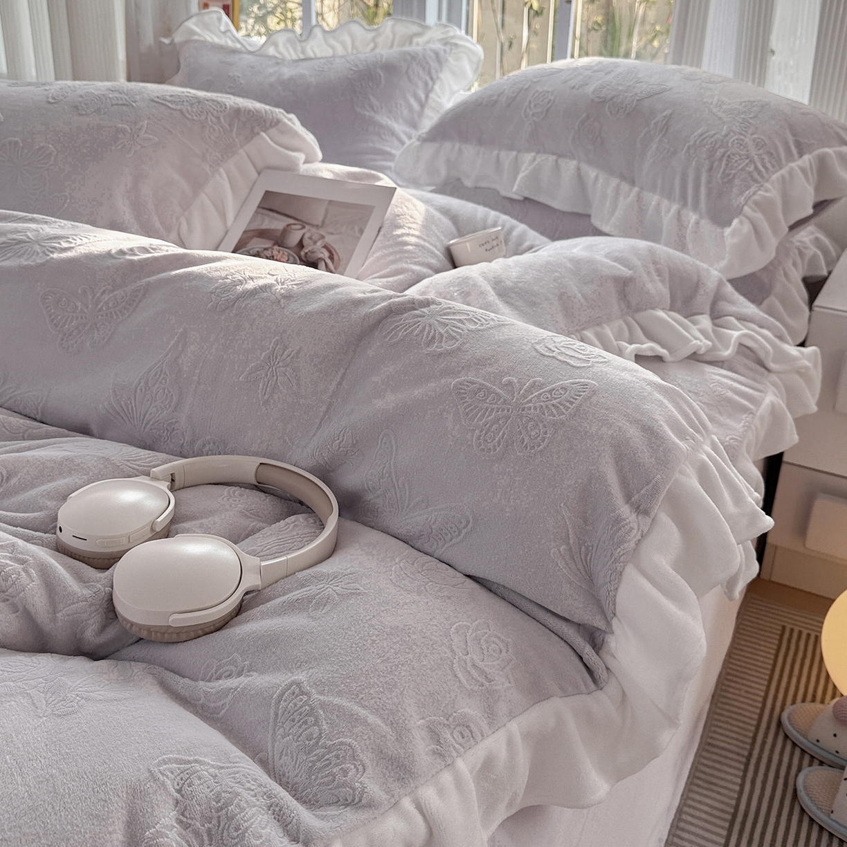 91家纺网 家纺一手货源 找家纺 耀悦家纺 2025新款A类全消光牛奶绒花边款四件套少女心三件套-浪漫法式 蝶恋花-紫-花边款