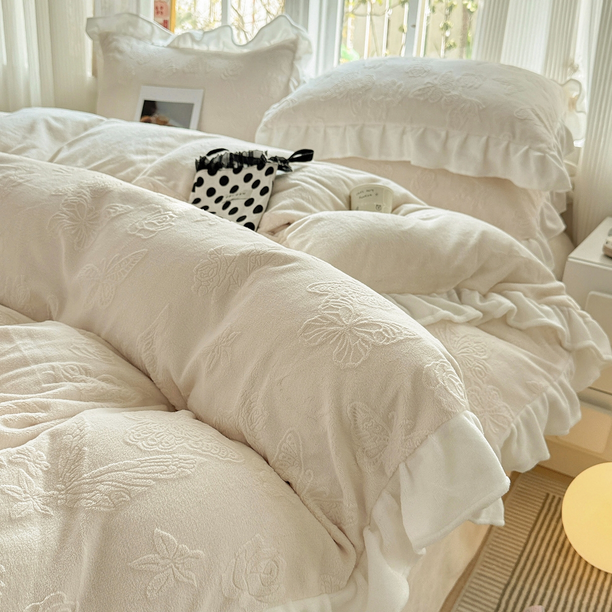 91家纺网 家纺一手货源 找家纺 耀悦家纺 2025新款A类全消光牛奶绒花边款四件套少女心三件套-浪漫法式 蝶恋花-米-花边款