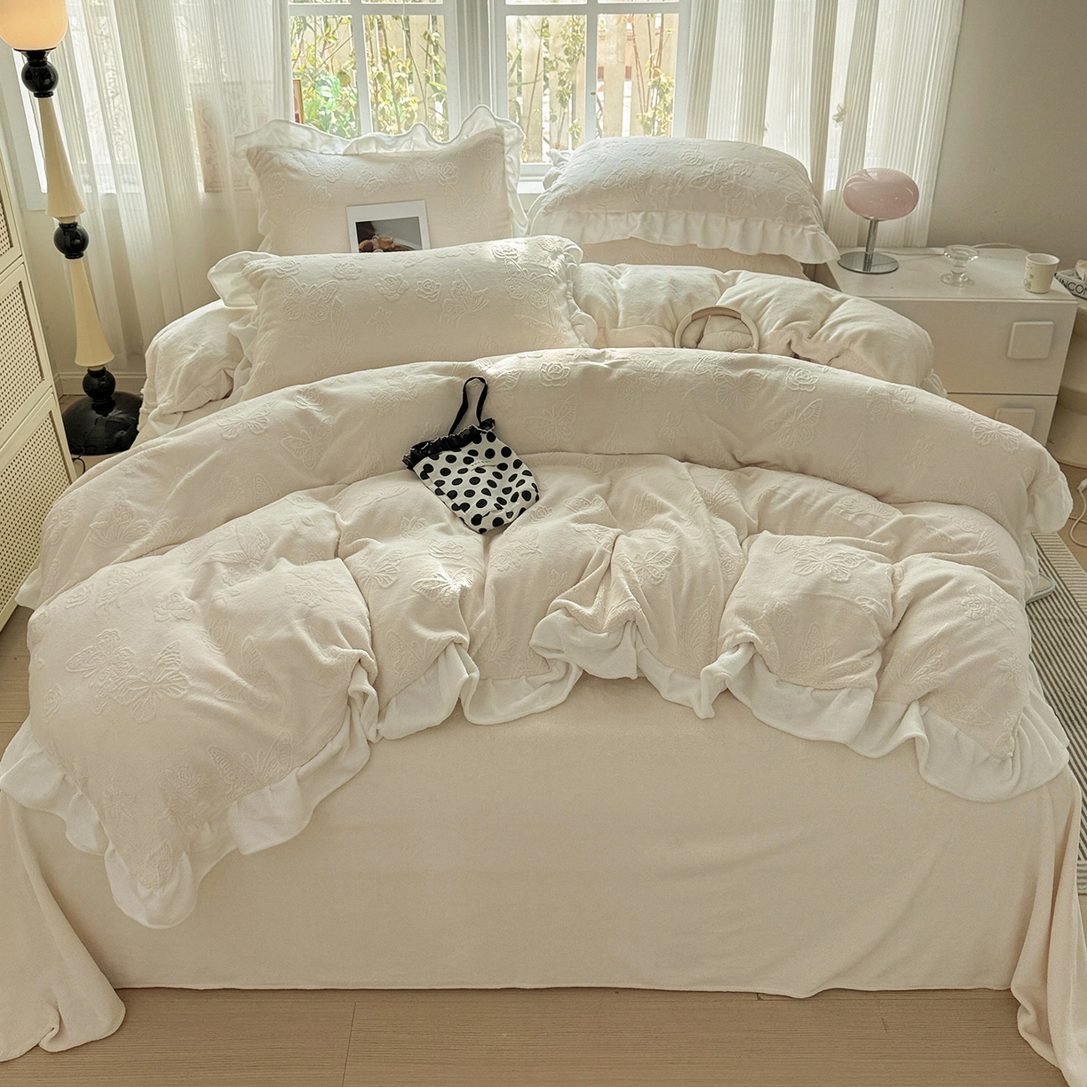 91家纺网 家纺一手货源 找家纺 耀悦家纺 2025新款A类全消光牛奶绒花边款四件套少女心三件套-浪漫法式 蝶恋花-米-花边款