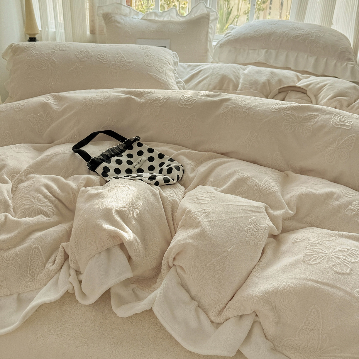 91家纺网 家纺一手货源 找家纺 耀悦家纺 2025新款A类全消光牛奶绒花边款四件套少女心三件套-浪漫法式 蝶恋花-米-花边款