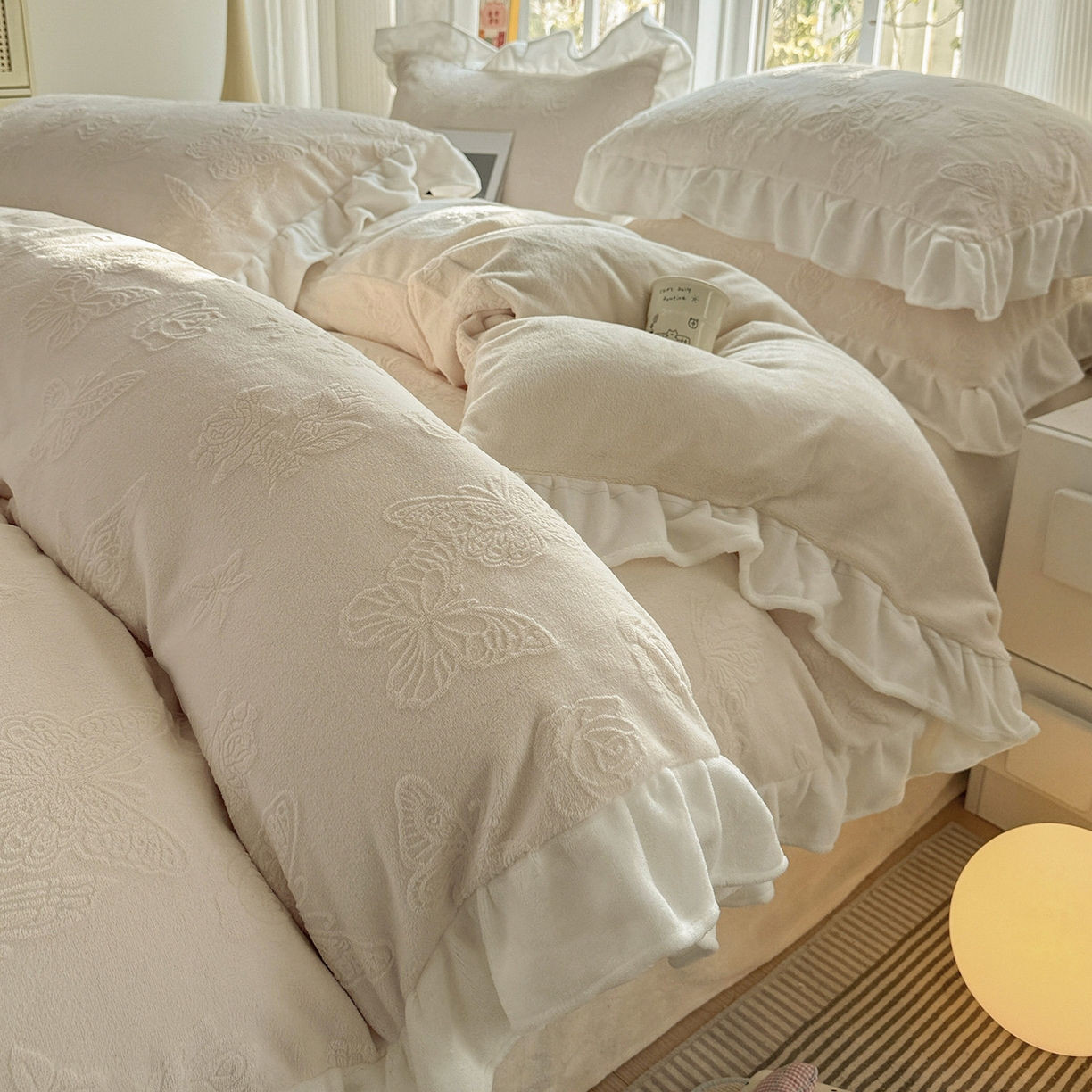 91家纺网 家纺一手货源 找家纺 耀悦家纺 2025新款A类全消光牛奶绒花边款四件套少女心三件套-浪漫法式 蝶恋花-米-花边款