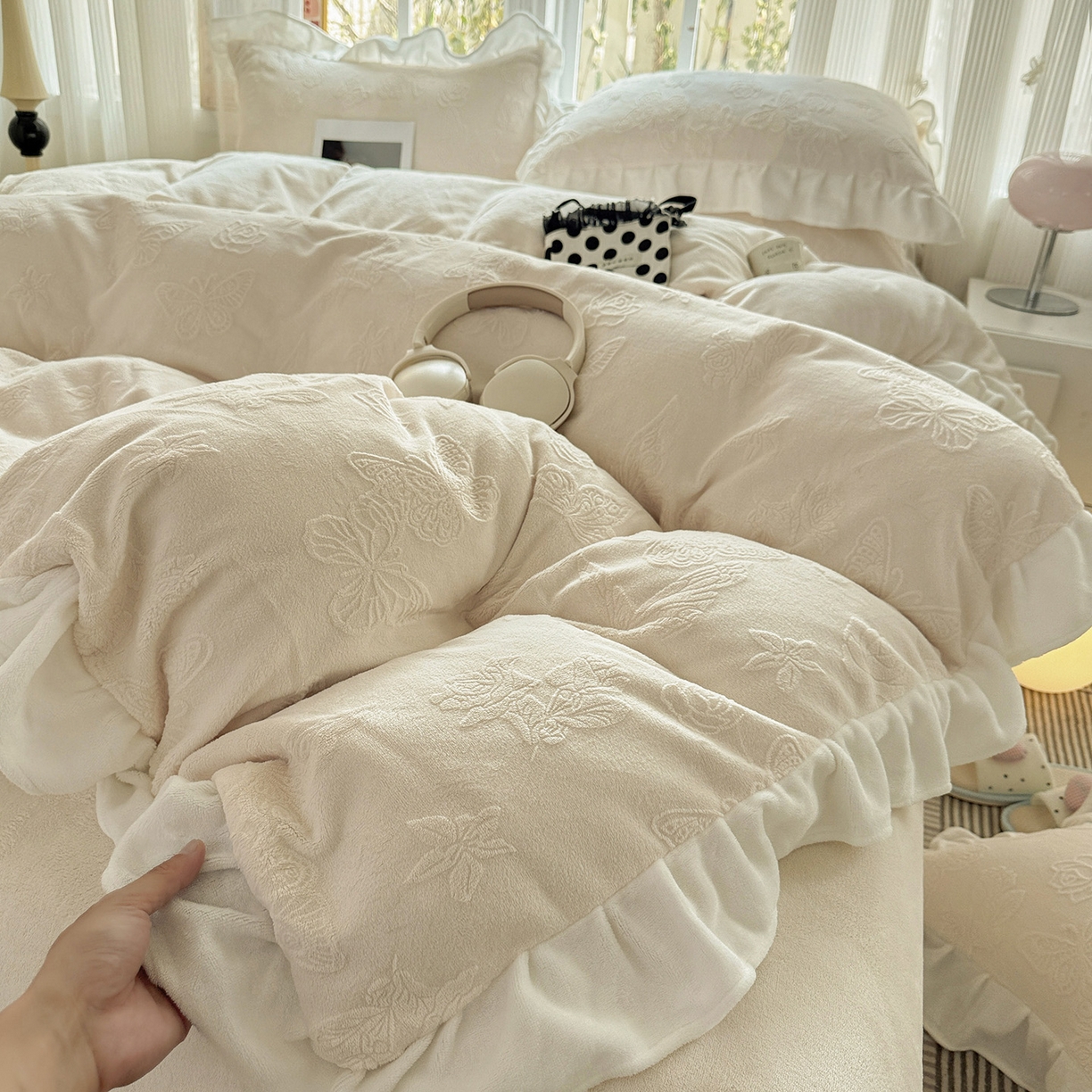 91家纺网 家纺一手货源 找家纺 耀悦家纺 2025新款A类全消光牛奶绒花边款四件套少女心三件套-浪漫法式 蝶恋花-米-花边款