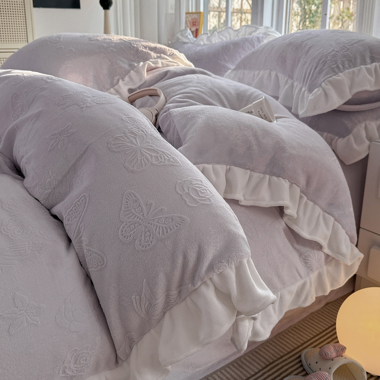 91家纺网 家纺一手货源 找家纺 耀悦家纺 2025新款A类全消光牛奶绒花边款四件套少女心三件套-浪漫法式 蝶恋花-紫-花边款