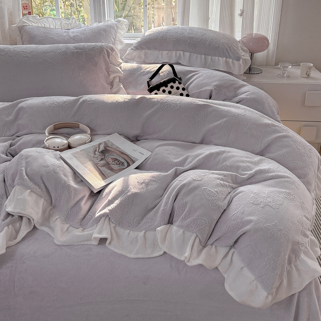 91家纺网 家纺一手货源 找家纺 耀悦家纺 2025新款A类全消光牛奶绒花边款四件套少女心三件套-浪漫法式 蝶恋花-紫-花边款