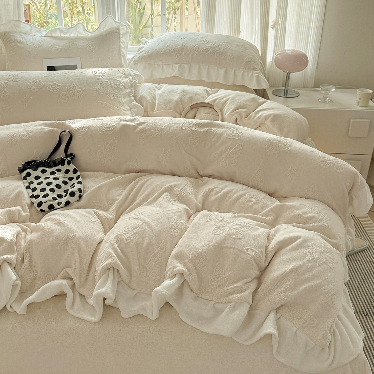 91家纺网 家纺一手货源 找家纺 耀悦家纺 2025新款A类全消光牛奶绒花边款四件套少女心三件套-浪漫法式 蝶恋花-米-花边款