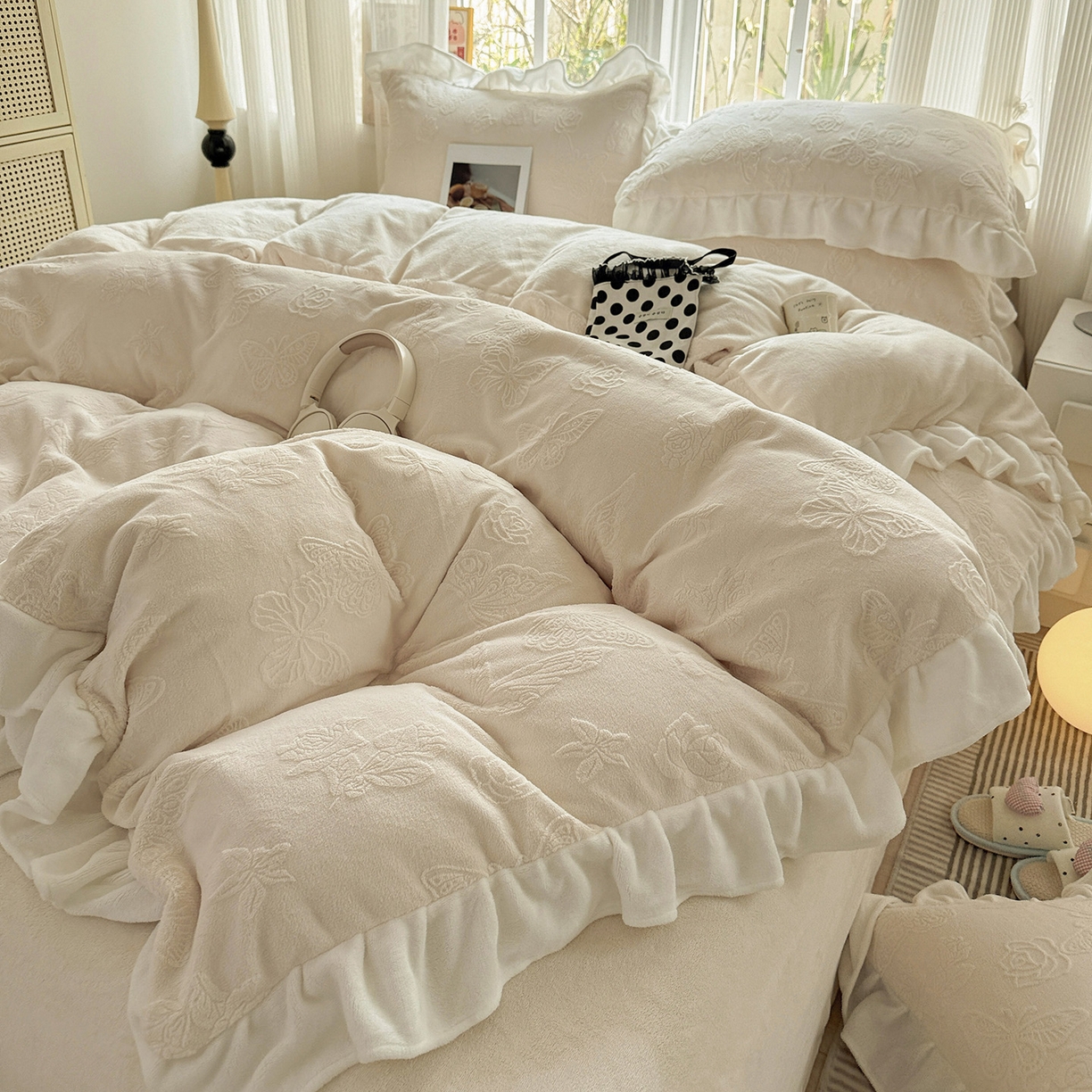 91家纺网 家纺一手货源 找家纺 耀悦家纺 2025新款A类全消光牛奶绒花边款四件套少女心三件套-浪漫法式 蝶恋花-米-花边款