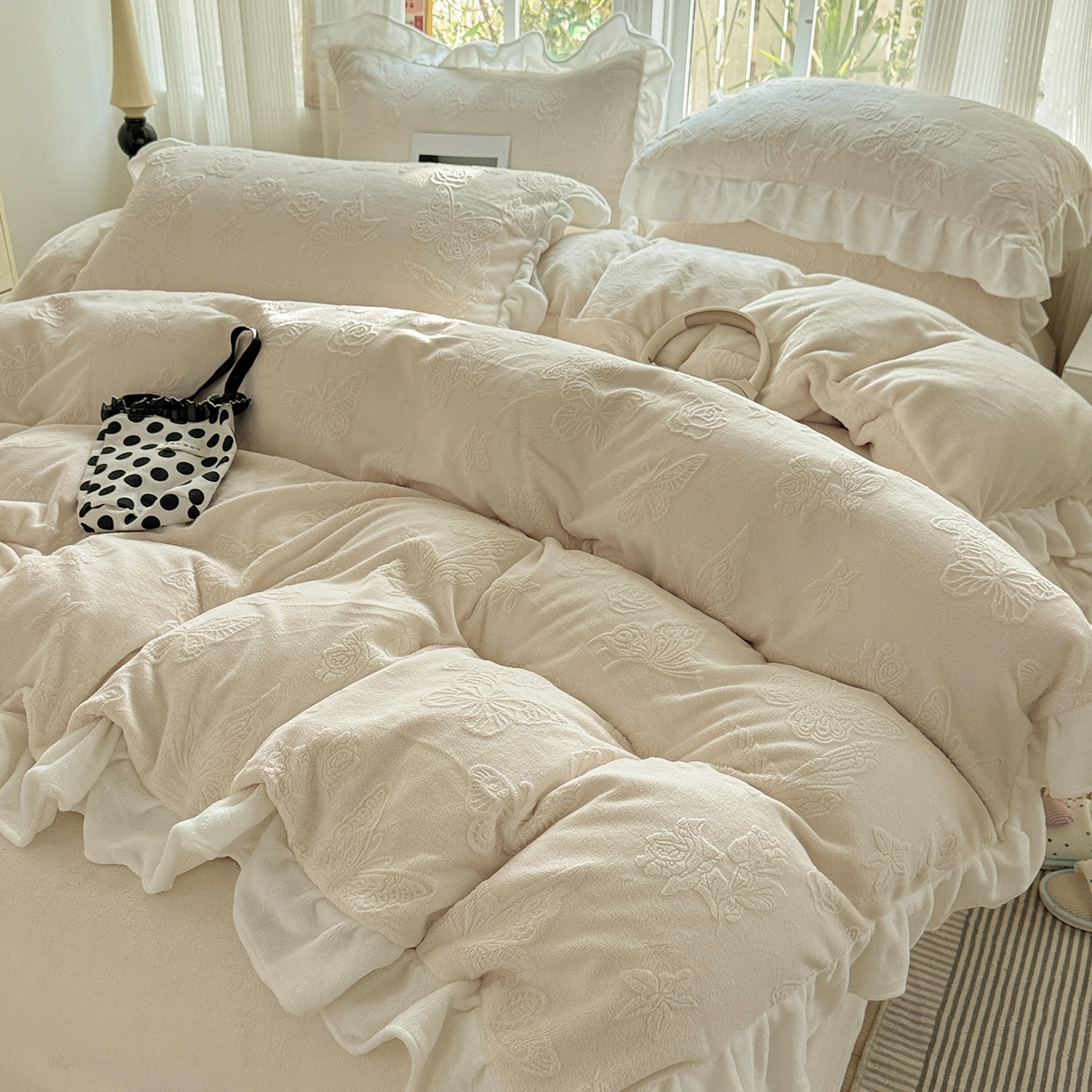 91家纺网 家纺一手货源 找家纺 耀悦家纺 2025新款A类全消光牛奶绒花边款四件套少女心三件套-浪漫法式 蝶恋花-米-花边款